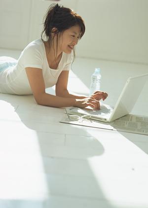 数多くの窓ガラスフィルムが揃う